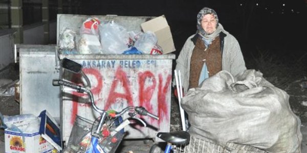 42 yaşındaki kadın, ekmeğini çöpten çıkarıyor