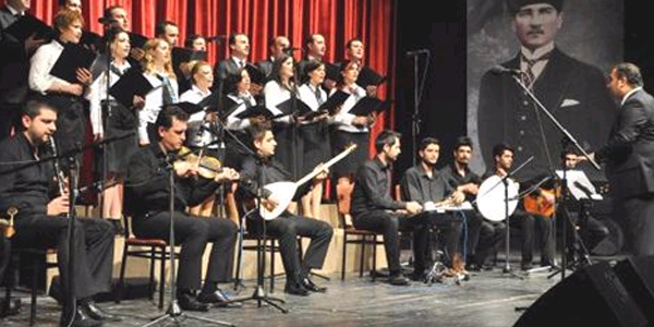 Öğrenci velileri ve öğretmenlerden Ertaş'ı anma konseri