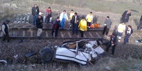 Raylara uçan otomobile tren çarptı: 2 ölü