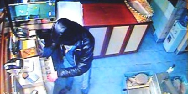 Fırına giren hırsızları sopalarla kovaladılar