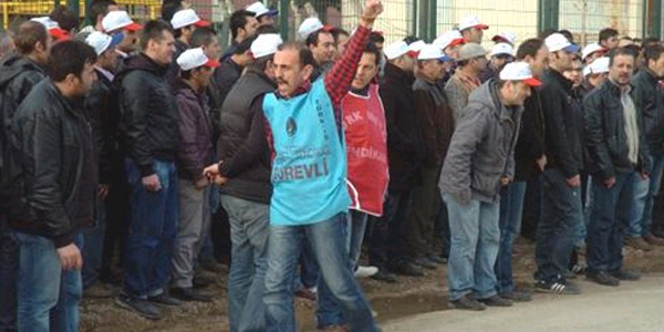 Evlerine yürüyerek giderek fabrikalarını protesto ettiler