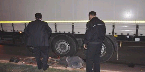 Tır'ın altında kalan bisikletli öldü