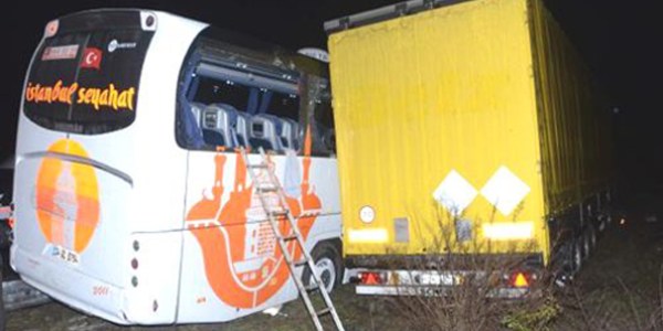 Tır yolcu otobüsüne çarptı: 6 yaralı