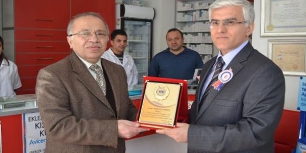 Kulalı eczacı, 43 yıldır vergi rekortmeni