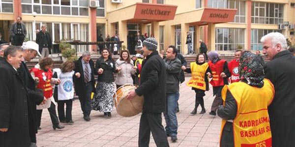 Trabzon'da Hükümet Konağı önünde davullu zurnalı eylem