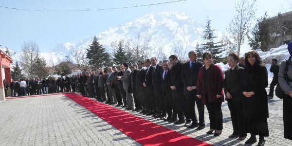 Maliye ve Milli Eğitim Bakanı'na Hakkari'de kırmızı halılı karşılama