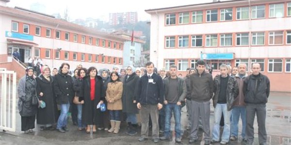 Okullarına ikinci bir müdür atanmasını istemeyen öğrenci velileri protesto etti