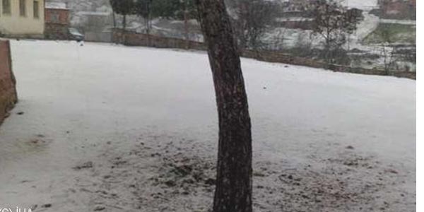 Balıkesir'de okul bahçesine yıldırım düştü
