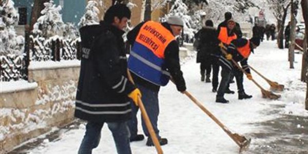 Erzurum'da kar yağışı ve sis ulaşımı aksattı