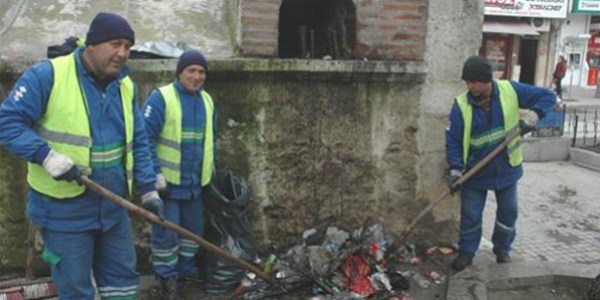 Tarihi Çeşme'den kamyon dolusu çöp çıktı