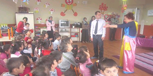 Minik öğrencilerin tiyatro keyfi