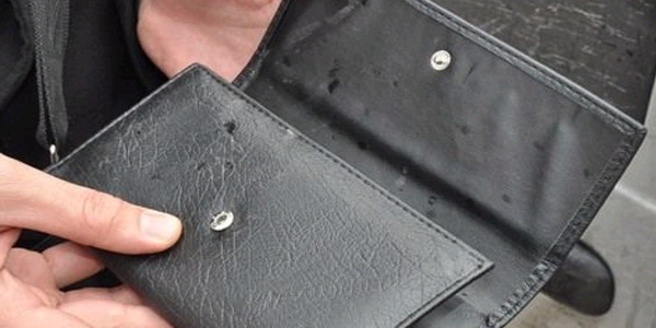 Bankanın önünde bulduğu cüzdanı polise teslim etti
