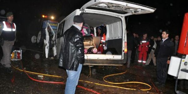Yurt minibüsü traktöre çarptı: 1 ölü, 6 yaralı