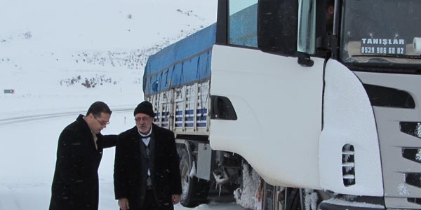 Kaymakam yolda kalan sürücülerin yardımına koştu