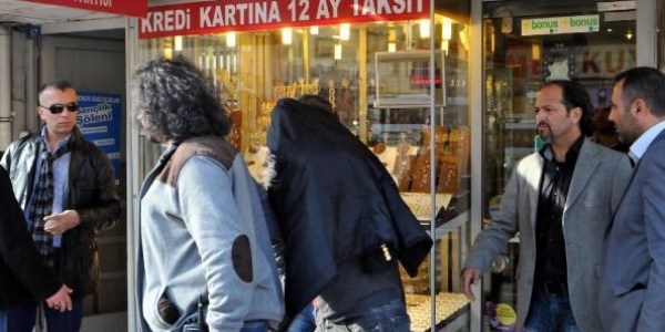 Dolandırıcıyı işyerine kilitleyip polise teslim etti