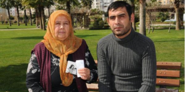 Öz anne ve babasını arıyor