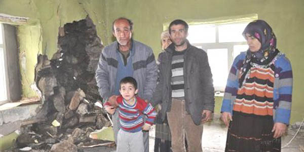 Hakkari'de bir evin duvarı çöktü