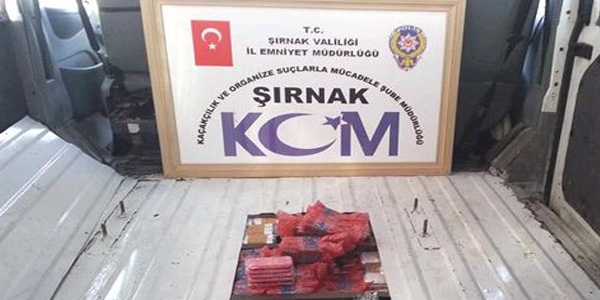 Minibüste 1052 adet kaçak cep telefonu ele geçirildi