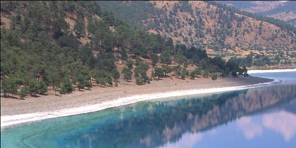 Kirliliğe dikkat çekmek için Burdur Gölü'nde yüzdü