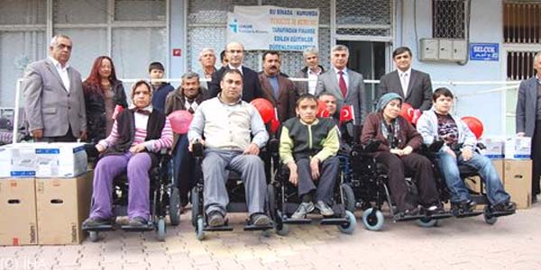 Hayırsever işadamından akülü araç ve bilgisayar yardımı