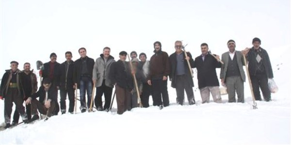 Çığ altındaki içme suyu ishale hattına ulaşmaya çalışıyorlar