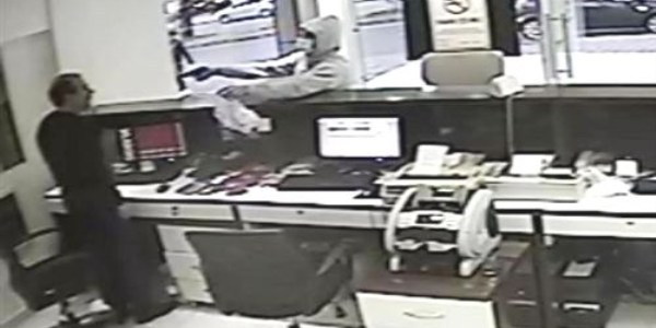 Döviz bürosundaki soygun anı kamerada