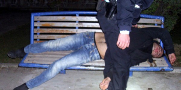 Parkta fare zehiri içen genci polis kurtardı