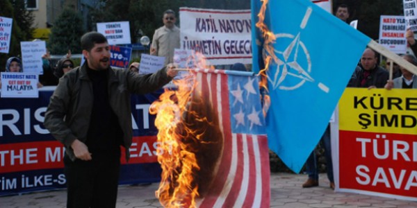 Nato ve Amerika bayrakları ateşe verildi