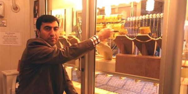 Kuyumcunun gözleri önünde bilezikleri çaldılar