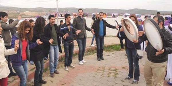 KESK'li kadınlar arabane eşliğinde halay çekerek 'Kadınlar Günü'nü kutladı