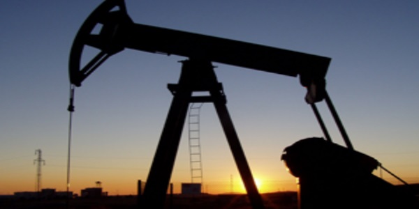 Petrol kuyusundan sıcak su fışkırdı