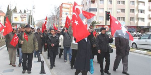 Emekli subaylar, tutuklu silah arkadaşları için yürüdü