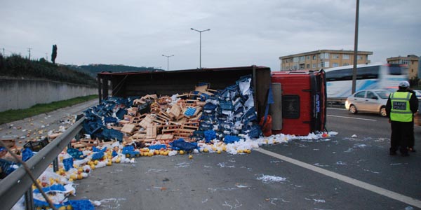 Minibüs, meyve yüklü tıra çarptı: 11 yaralı