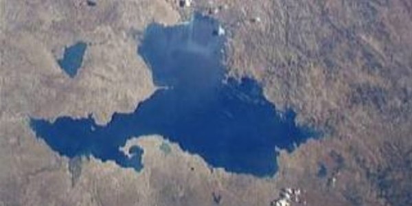 Van Gölü'nde çocukların suyla tehlikeli oyunu