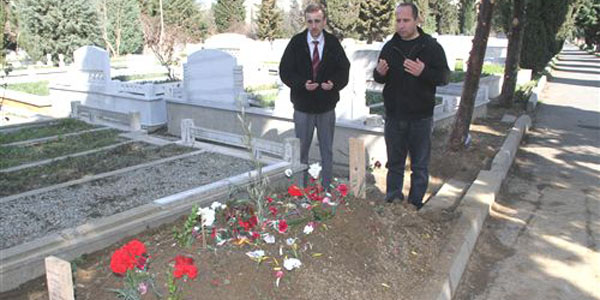 Müslüm Gürses'in mezarı hayranlarının akınına uğradı