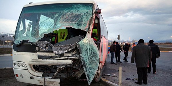 Öğrenci servisi tırla çarpıştı: 14 yaralı