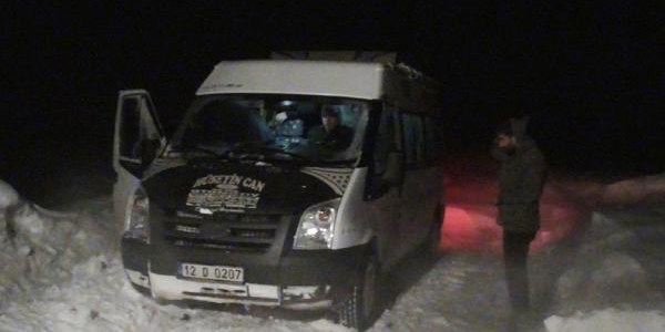 Karlıova'da mahsur kalan 13 öğretmen kurtarıldı, okullar tatil edildi