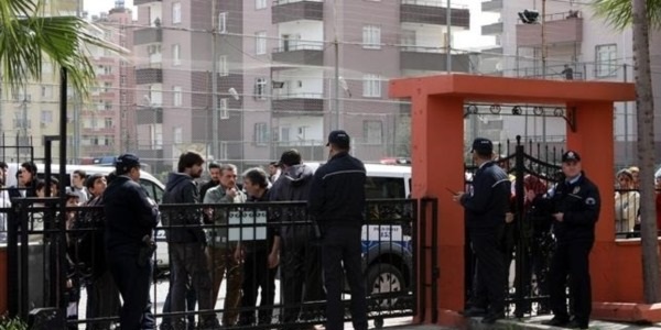 Apartman yöneticisi 1'i polis 2 kişiyi öldürüp intihar etti