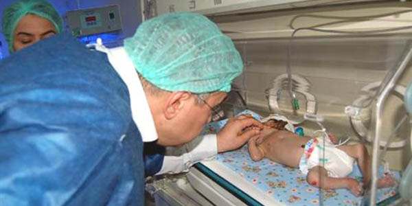 Suriye sınırında donmak üzere olan 10 günlük bebek bulundu