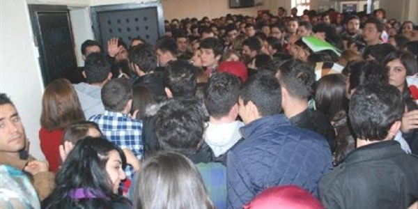 Üniversitede konferans izdihamı