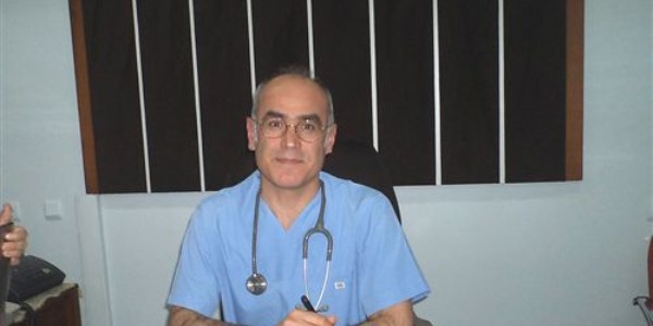 Anestezi uzmanın olmadığı hastanede genel sekreter ameliyatlara giriyor