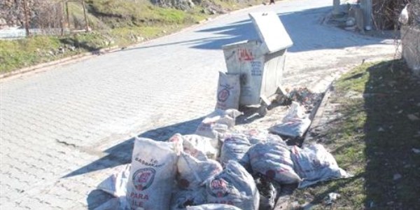 Yardım kömürleri çöpe atıldı