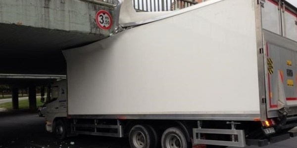 Kamyon üst geçide takıldı