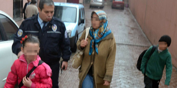 İki çocuğu ile devlete sığındı
