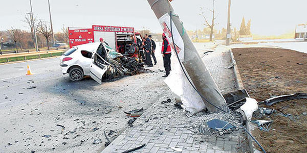 205 kilometre hızla direğe çarptı, hafif yaralı kurtuldu