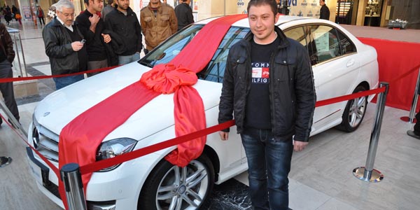 Arkadaşlarına kumpir ısmarladı, araba kazandı