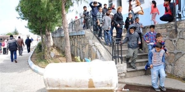 Su tankı öğrencilerin üzerine düştü: 1'i ağır, 2 yaralı