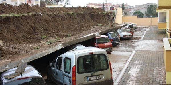 İstinat duvarı 15 aracın üstüne yıkıldı