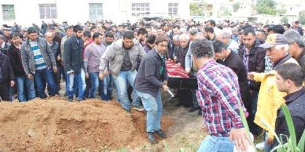 Mersin'de denize düşen otomobilde ölen 4 genç toprağa verildi