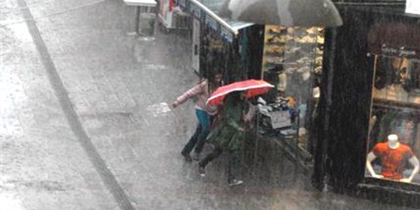 Gebze'de yağmurun ardından dolu yağdı